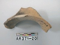 藏品(灰褐色夾砂陶口緣殘件)的圖片